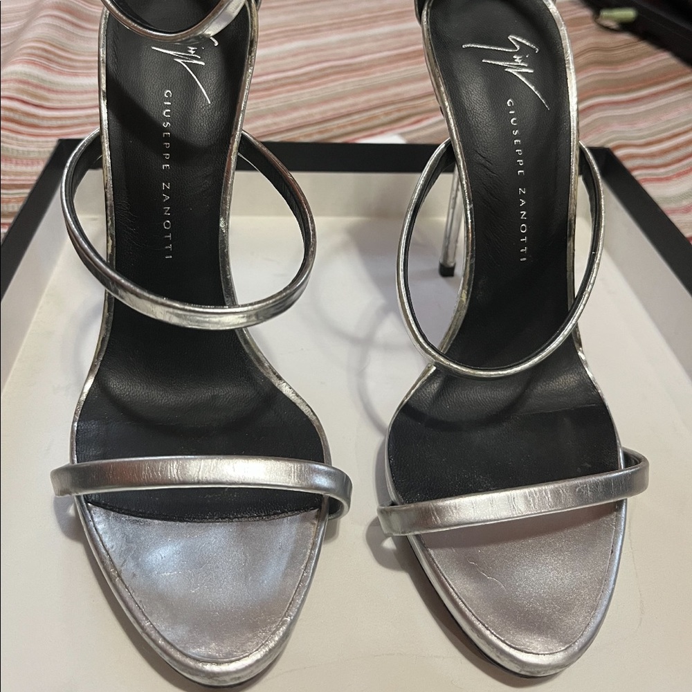 Metallic colors are the It girl right now .